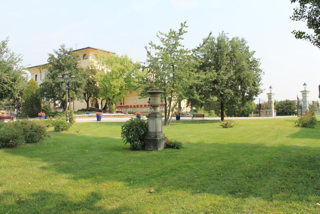 Villa Belvedere 1849 Misano di Gera dʼAdda Exteriör bild