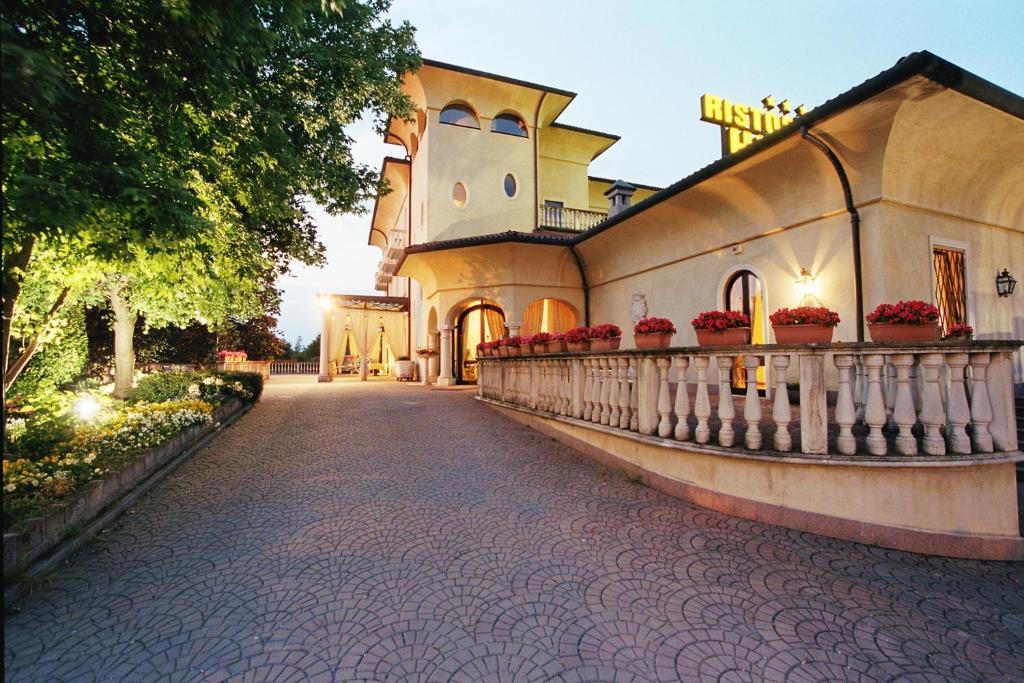 Villa Belvedere 1849 Misano di Gera dʼAdda Exteriör bild